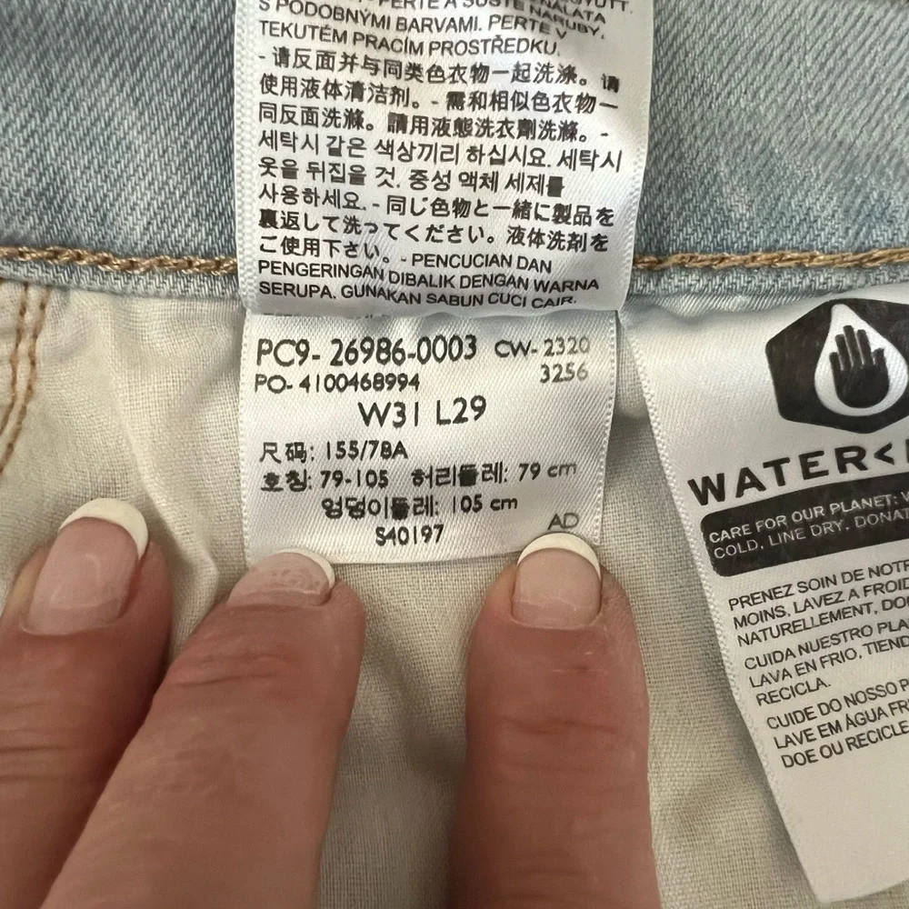 Levi’s High Waisted Mom Jeans Light Wash Tapered Leg 26986 Size 31